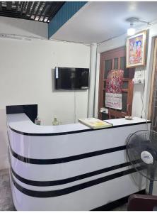 Un televizor și/sau centru de divertisment la Shree Rameshwaram Guest House +15 fotografii