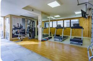 a gym with treadmills and elliptical machines at Flat em Cullinan, 5 estrelas com vista incrível e incrível área de lazer com piscinas, brinquedoteca, academia, no coração de Brasília in Brasilia
