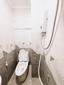 a bathroom with a toilet and a shower at 202 부이비엔 도보 10분 , 아늑한 주택 in Ho Chi Minh City