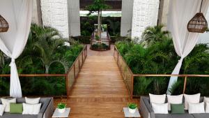 un passaggio pedonale in un edificio con piante di Hotel Mundo Maya Chichén Itzá a Chichén-Itzá