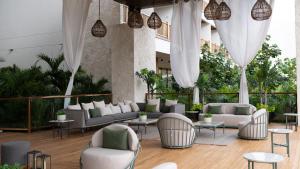 una hall con divani, tavoli e piante di Hotel Mundo Maya Chichén Itzá a Chichén-Itzá Altre 37 foto