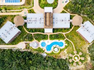 una vista sul tetto di un resort con piscina di Hotel Mundo Maya Chichén Itzá a Chichén-Itzá