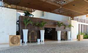 un edificio con vasi bianchi con piante al suo interno di Hotel Mundo Maya Chichén Itzá a Chichén-Itzá