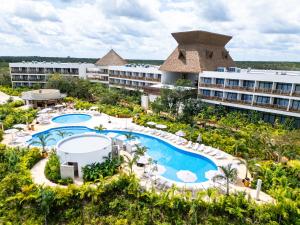 una vista aerea di un resort con due piscine di Hotel Mundo Maya Chichén Itzá a Chichén-Itzá
