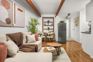 Posezení v ubytování Chic Modern Unit in NYC