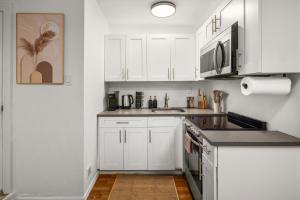 Kuchyň nebo kuchyňský kout v ubytování Chic Modern Unit in NYC