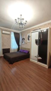 une chambre avec un grand lit et un miroir dans l'établissement Квартира с балконом в центре города, à Odessa