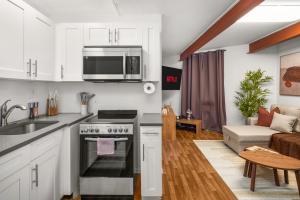 Kuchyň nebo kuchyňský kout v ubytování Chic Modern Unit in NYC