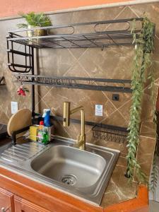 a kitchen sink with a metal shelf above it at Departamento Santa Fe (totalmente nuevo) in Taxco de Alarcón +35 photos