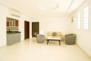 Una sala de estar con dos sillas y una mesa. en Warren سويت, en Hail