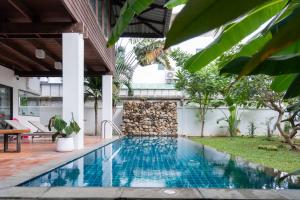 Bazén v ubytování Bophut Fishermans Village Teak Modern Pool Villa nebo v jeho okolí