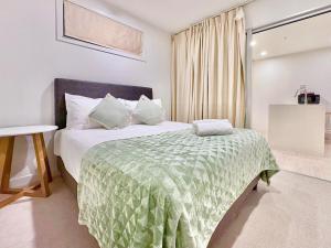 Ένα ή περισσότερα κρεβάτια σε δωμάτιο στο High-Floor 2BR Apartment Near Sky Tower Pool Gym +22 φωτογραφίες