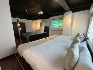 سرير أو أسرّة في غرفة في Neighbor's Hotel 西広島駅前