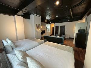 سرير أو أسرّة في غرفة في Neighbor's Hotel 西広島駅前