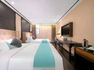 een grote hotelkamer met 2 bedden en een bureau bij Xana Hotelle Jinan Daminghu North Gate in Jinan +260 foto's