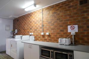 Η κουζίνα ή μικρή κουζίνα στο The Palms Motel- Formerly Flinders Motel