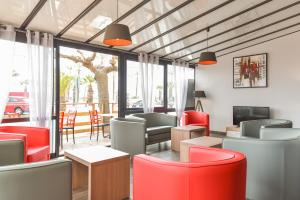Posezení v ubytování Logis Hôtel Restaurant Mar I Sol