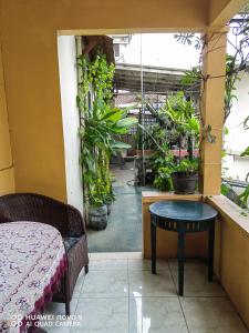 En balkon eller terrasse på Homestay Heru