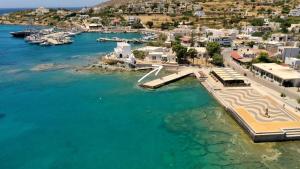 菲尼卡斯Almyra的鸟瞰港口,水面上停泊着船只