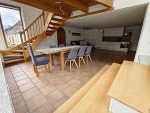 a kitchen and dining room with a table and chairs at Ferienwohnung Haiberg in Rudolfing