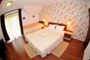 a bedroom with a large white bed and a window at Pensiunea Recanto in Fundata +71 photos