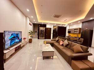 TV a/nebo společenská místnost v ubytování Happy Home Villa Flamingo Hải Tiến