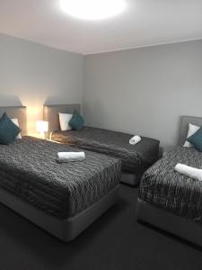 Solomon Inn Motel Figtree客房内的一张或多张床位