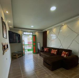 a living room with a couch and a television at Cozy Home In Magical Salento in Salento