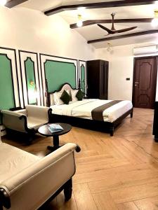 Hotel Mount Regency客房内的一张或多张床位