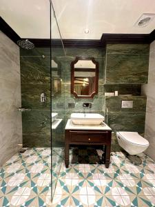 Hotel Mount Regency的一间浴室