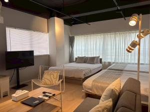 سرير أو أسرّة في غرفة في Neighbor's Hotel 西広島駅前