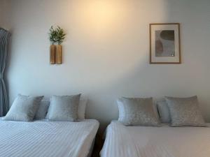 سرير أو أسرّة في غرفة في Neighbor's Hotel 西広島駅前