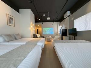 Una cama o camas en una habitación de Neighbor's Hotel 西広島駅前