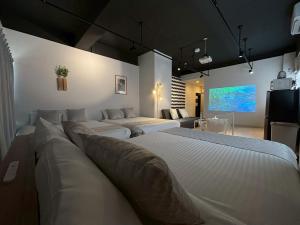 Una cama o camas en una habitación de Neighbor's Hotel 西広島駅前