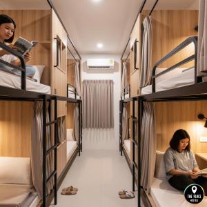 Ένα ή περισσότερα κρεβάτια σε δωμάτιο στο THE PLACE Hostel Phnom Penh