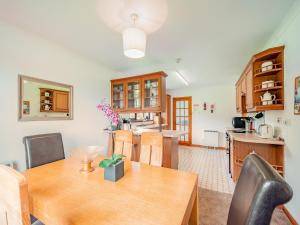 Una cocina y un comedor con una mesa de madera. en Glenview, en Appin