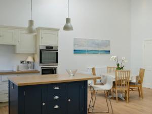 Dapur atau dapur kecil di Yonderton Mcgill Cottage - Uk11182