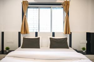 Ένα ή περισσότερα κρεβάτια σε δωμάτιο στο Super Collection O Heritage Near Acropolis Mall +33 φωτογραφίες