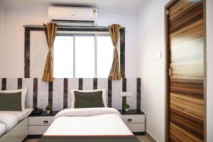 Ένα ή περισσότερα κρεβάτια σε δωμάτιο στο Super Collection O Heritage Near Acropolis Mall