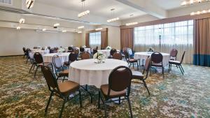 una sala conferenze con tavoli, sedie e una scaletta di Best Western Liberty Inn DuPont JBLM a DuPont