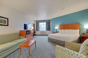 una camera d'albergo con un letto e un divano di Best Western Liberty Inn DuPont JBLM a DuPont