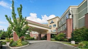 un edificio con un parcheggio antistante di Best Western Liberty Inn DuPont JBLM a DuPont