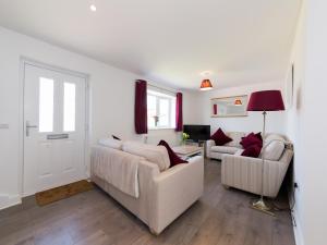 una sala de estar con 2 sofás y una puerta en Downs View, en Sandown