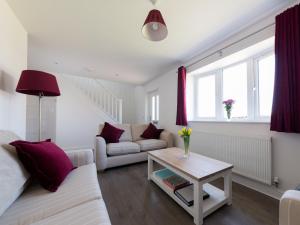 una sala de estar con un sofá y una mesa en Downs View, en Sandown