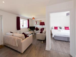 1 dormitorio y sala de estar con 1 cama y 1 sofá. en Downs View, en Sandown