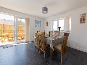 Un comedor con mesa y sillas en Downs View, en Sandown 20 fotos más