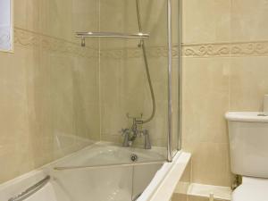 a bathroom with a shower with a tub and a toilet at Hollies Cottage 2 - Ukc4520 in Martock