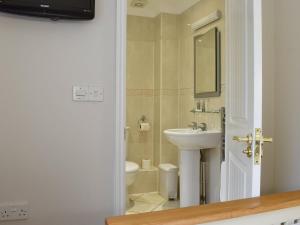 a bathroom with a sink and a toilet at Hollies Cottage 2 - Ukc4520 in Martock