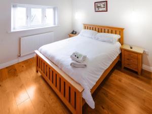 a bedroom with a large bed with two towels on it at Hollies Cottage 6 - Ukc4524 in Martock