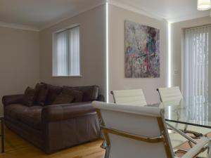 a living room with a couch and a glass table at Hollies Cottage 10- Ukc4536 in Martock